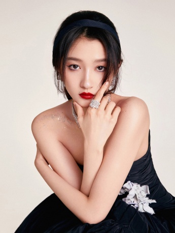 關曉彤暗黑公主造型魅惑性感寫真