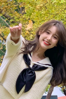 Beautiful pictures and photography under the ginkgo tree