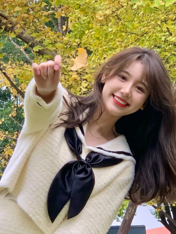 一栗莎子銀杏樹下唯美圖片攝影