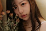 居家美女吊帶白絲美腿寫真圖片