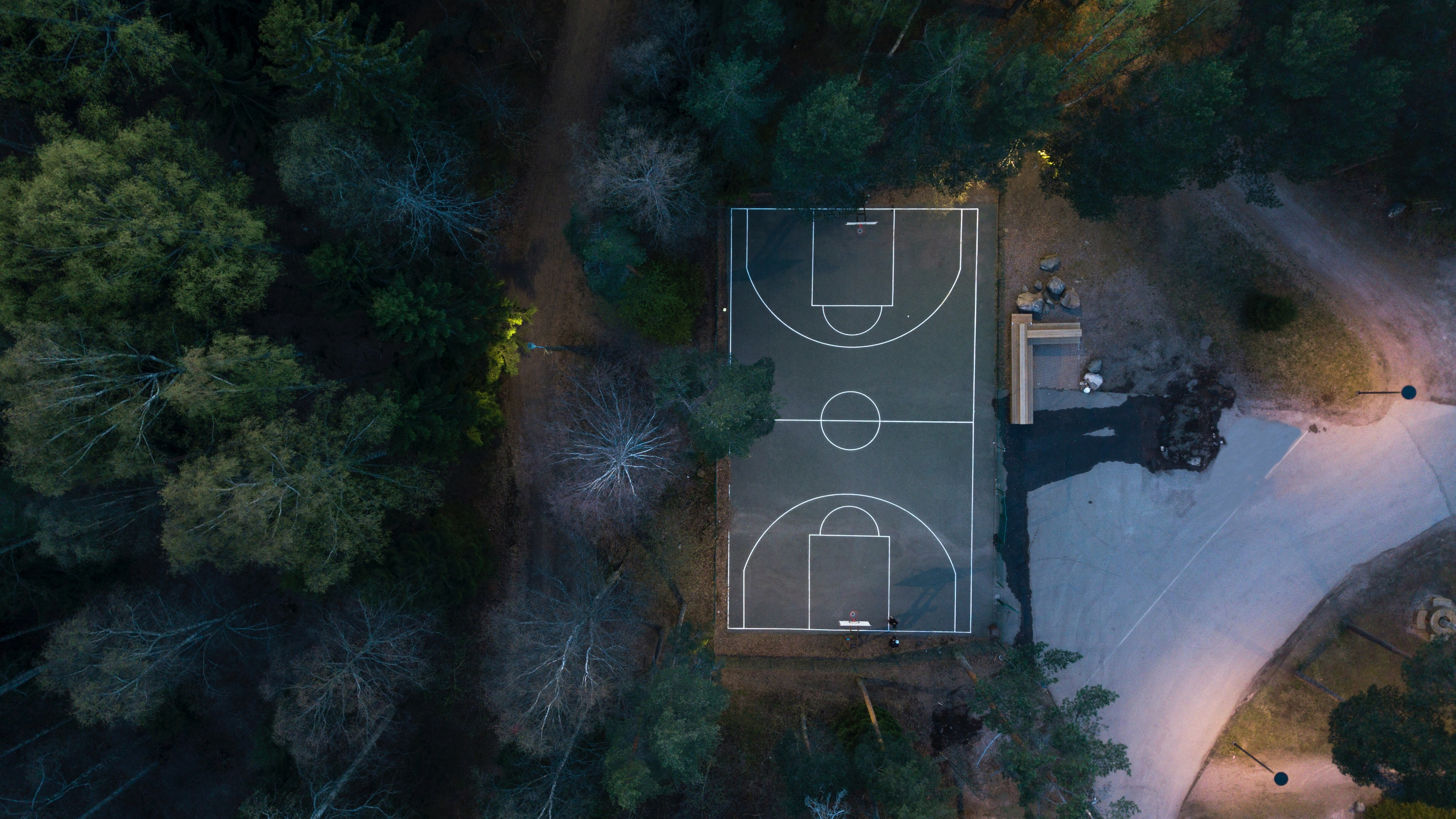 高清空旷的篮球场图片桌面壁纸