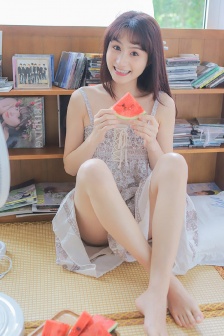 白皙美女恬静优雅居家写真