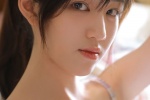 吊带美女妖娆性感卧室写真
