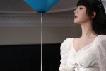 Yang Zi's cute photo in white puff-sleeved long dress