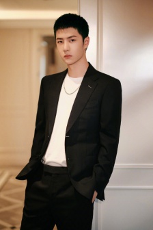Wang Yibo handsome photo in black suit