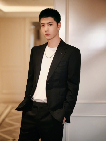 Wang Yibo handsome photo in black suit