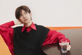 Yi Yang Qianxi's casual and handsome photo wallpaper