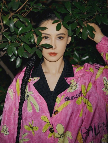 张柏芝涂鸦连衣裙时尚写真