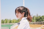 操场上的美女制服短裙性感诱惑写真