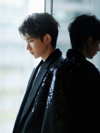 王源黑西服雅緻帥氣寫真圖片