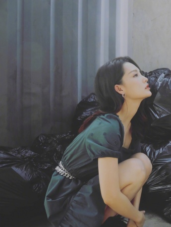 李沁墨绿连衣裙个性时尚写真