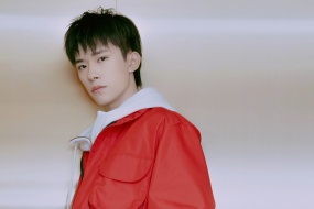 易烊千玺高清图片宽屏桌面壁纸