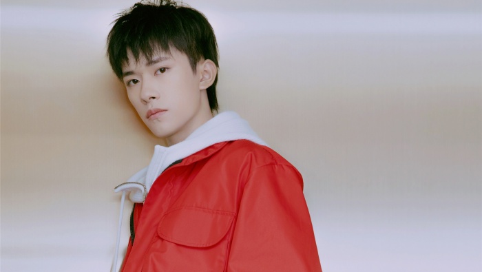 易烊千玺高清图片宽屏桌面壁纸