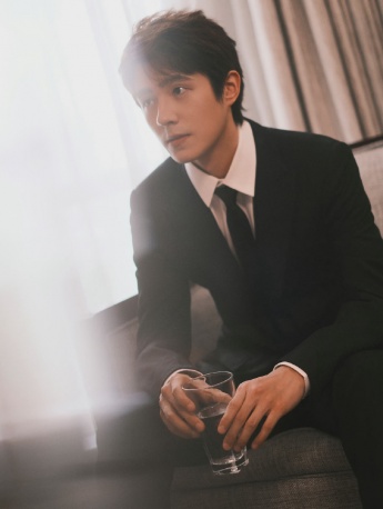 劉昊然紳士帥氣寫真圖片