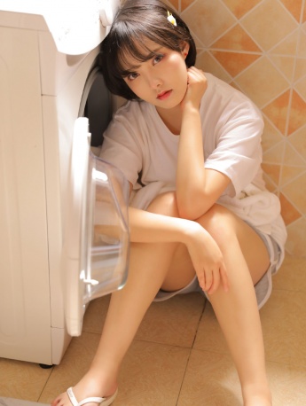 洗衣机旁的短发美女唯美写真
