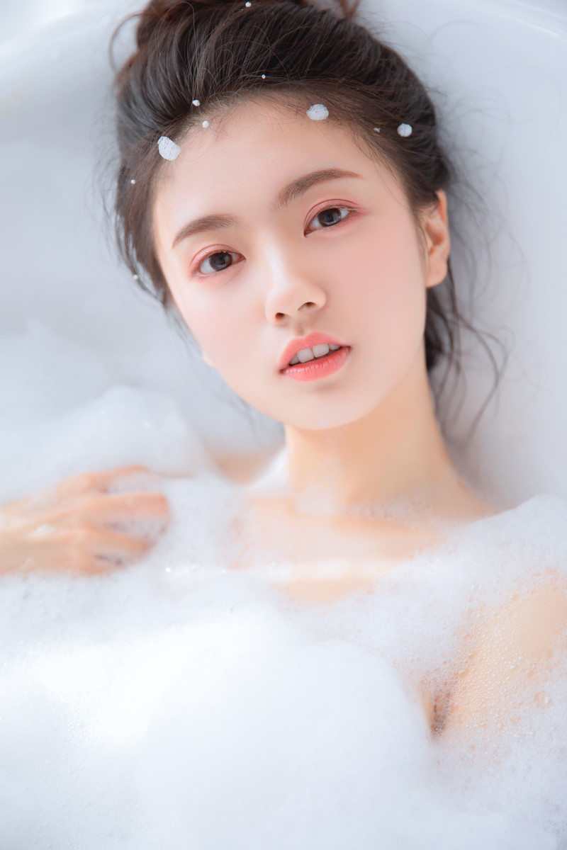 泡泡浴美女白皙肌肤性感迷人写真