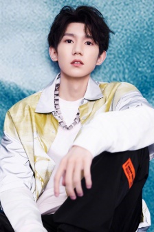 王源印花衬衫帅气图片写真