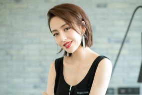 佟丽娅精致短发写真高清桌面壁纸