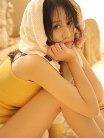 丰满性感美女吊带美腿写真