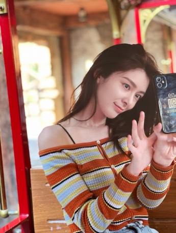 Photos of Fu Jing's one-shouldered, energetic and sweet life