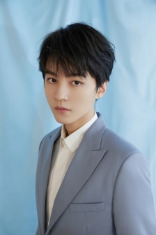 王俊凯雾蓝色西服帅气图片写真