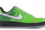 Nike Air Force 1 Low 'Frankenstein'在2006年发布的漆皮绿色，配色灵感来源于《科学怪人》中的Frankenstein，鞋头的红色缝线也与影视人物中头上缝线相呼应。