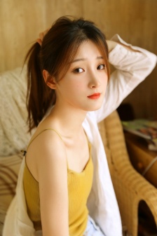 清新高颜值美女吊带香肩写真
