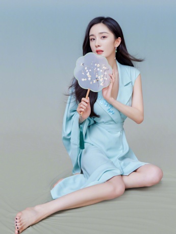 Beauty Yang Mi's sultry legs and sexy Chinese style photo