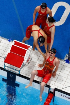 Chinese team wins gold in women's 4×200m freestyle relay