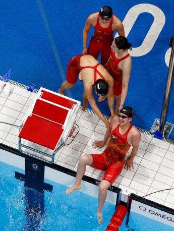 Chinese team wins gold in women's 4×200m freestyle relay