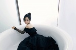 Yang Mi's seductive sexy photo in black gauze starlight skirt