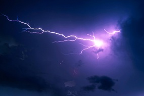 黑夜里的闪电海报素材高清壁纸