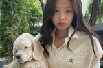 JENNIE白色背心假日造型