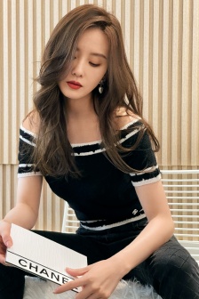 Liu Shishi's gentle and sexy photo with one shoulder and big waves