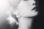 Rainie Yang's black and white photo blockbuster with light and shadow texture
