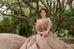 Guan Xiaotong sexy photo in pink feather dress