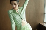 Zhou Yutong's fresh and sexy photo in light green skirt
