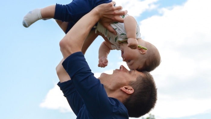 Beautiful and warm desktop wallpaper for parent-child time