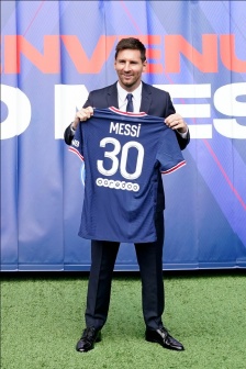 Messi shows off Paris team's new jersey photos