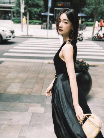 吴谨言胶片风街拍写真图片