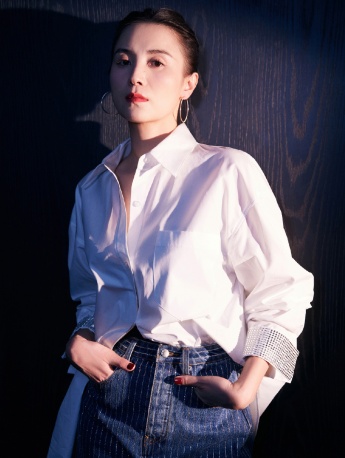 宋佳白襯衫隨性氣質寫真