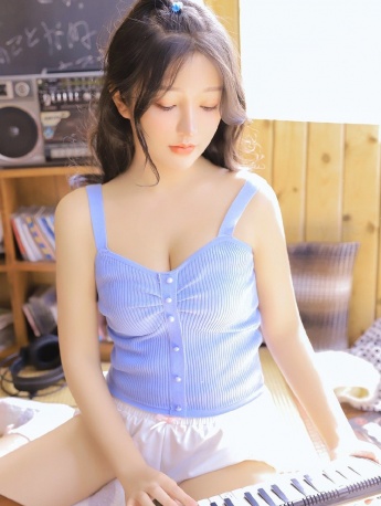 Sexy photo of plump sling beauty with fair skin