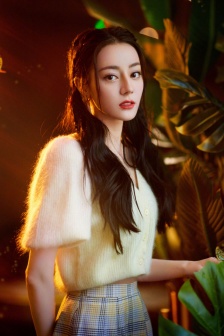 迪丽热巴央视五四晚会性感图片