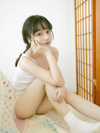 宅男女生吊帶睡衣裙嫵媚性感寫真