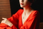 Tong Liya's dignified and elegant photo in Chinese red dress