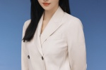 Jing Tian’s intellectual and sexy photo in beige suit