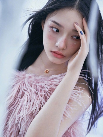 Lin Yundong's charming and sexy photo with snow elk makeup