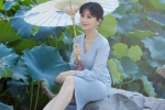 Zhao Yazhi's elegant and sexy photo by the lotus pond