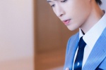 Zhang Yixing's elegant and handsome photo in blue suit
