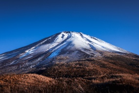 远处的火山风景摄影壁纸
